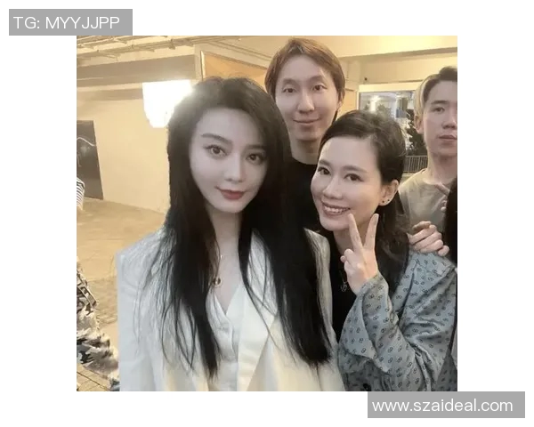 足球明星与粉丝亲密合影瞬间展现温暖互动与激情时刻